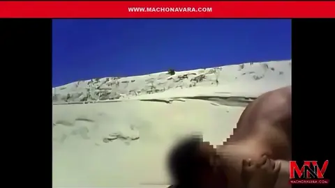 Macho brasileño amateur en una playa desierta