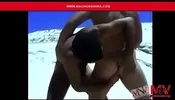 Macho brasileño amateur en una playa desierta