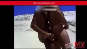 Macho brasileño amateur en una playa desierta