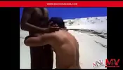 Macho brasileño amateur en una playa desierta