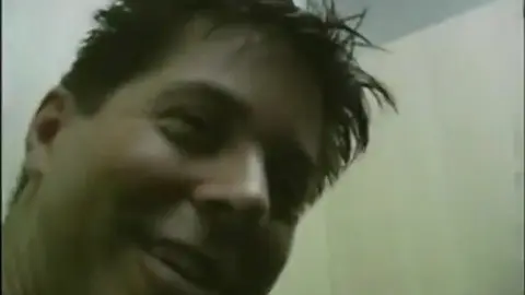 Jock amatoriale “etero” succhia cazzo e si fa dito nel culo