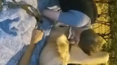 Ein verzweifelter Typ zahlt einem heißen Kerl aus dem Viertel für Sex