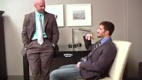 Hommes d'affaires en costard, cul bien pénétré