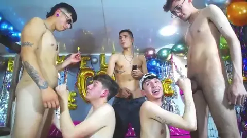 Show en grupo de twinks bien calientes