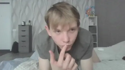 Sexy Twink-Camboy SweetBoy70 in heißer Show