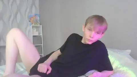 Twink Sweetbo caliente en solo frente a la cámara