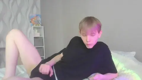 Twink Sweetbo caliente en solo frente a la cámara