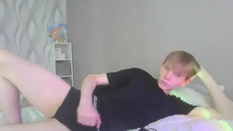 Twink Sweetbo caliente en solo frente a la cámara