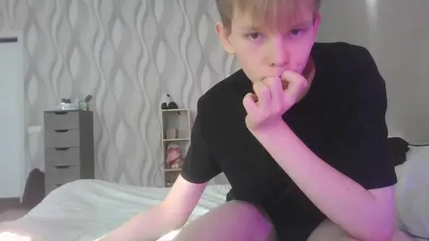 Twink Sweetbo bem quente em solo na cam