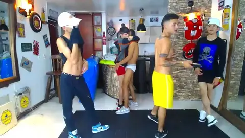 Sexo em grupo pornô bem quente entre amigos