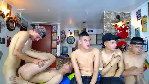 Heiße Latino-Freunde im Cam-Gruppensex