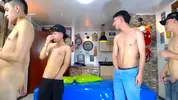 Grupo de amigos latinos bien calientes en show de cam