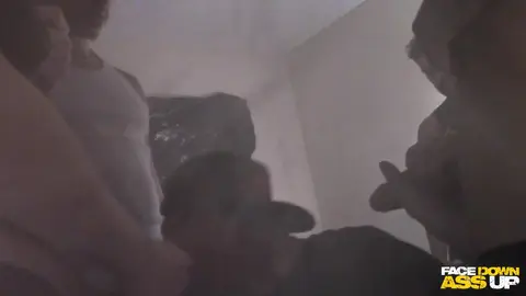 Gruppo di maschi usa un cumdump