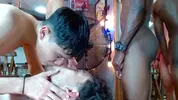 Orgía porno con twink camboy en show en vivo