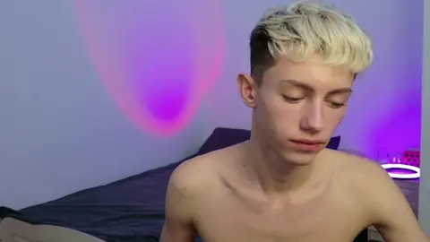Twink caliente LeonLure en show porno en vivo