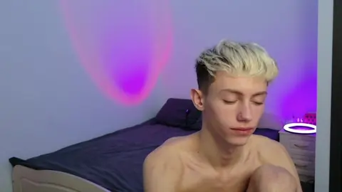 Heißer Twink LeonLure in einer Live-Pornoshow
