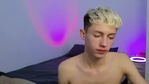 Twink caliente LeonLure en show porno en vivo