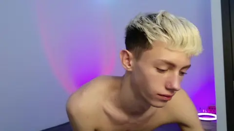 Twink bollente LeonLure in live porn show