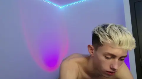 Twink caliente LeonLure en show porno en vivo