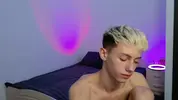 Twink caliente LeonLure en show porno en vivo