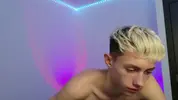 Twink caliente LeonLure en show porno en vivo