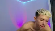 Twink caliente LeonLure en show porno en vivo
