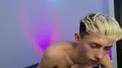 Twink caliente LeonLure en show porno en vivo