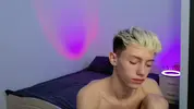 Twink caliente LeonLure en show porno en vivo