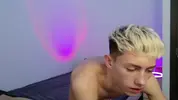 Twink caliente LeonLure en show porno en vivo