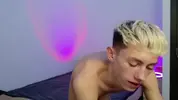 Twink caliente LeonLure en show porno en vivo