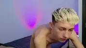 Twink caliente LeonLure en show porno en vivo