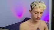 Twink caliente LeonLure en show porno en vivo