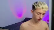 Twink caliente LeonLure en show porno en vivo
