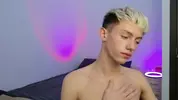 Twink caliente LeonLure en show porno en vivo