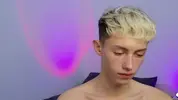 Twink caliente LeonLure en show porno en vivo