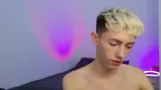 Twink caliente LeonLure en show porno en vivo