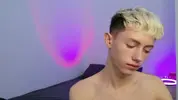 Twink caliente LeonLure en show porno en vivo