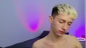 Twink caliente LeonLure en show porno en vivo