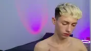 Twink caliente LeonLure en show porno en vivo