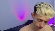 Twink caliente LeonLure en show porno en vivo