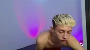 Twink caliente LeonLure en show porno en vivo