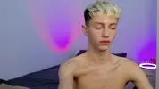 Twink caliente LeonLure en show porno en vivo