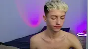 Twink caliente LeonLure en show porno en vivo