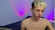 Twink caliente LeonLure en show porno en vivo