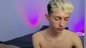Twink caliente LeonLure en show porno en vivo
