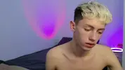 Twink caliente LeonLure en show porno en vivo