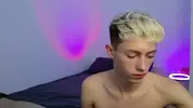 Twink caliente LeonLure en show porno en vivo