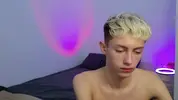 Twink caliente LeonLure en show porno en vivo
