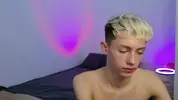 Twink caliente LeonLure en show porno en vivo
