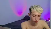Twink caliente LeonLure en show porno en vivo